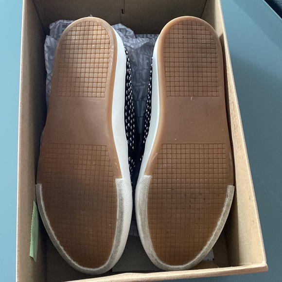 Steve Madden Slip on rivet shoes size 7.5 - Picture 2 of 3